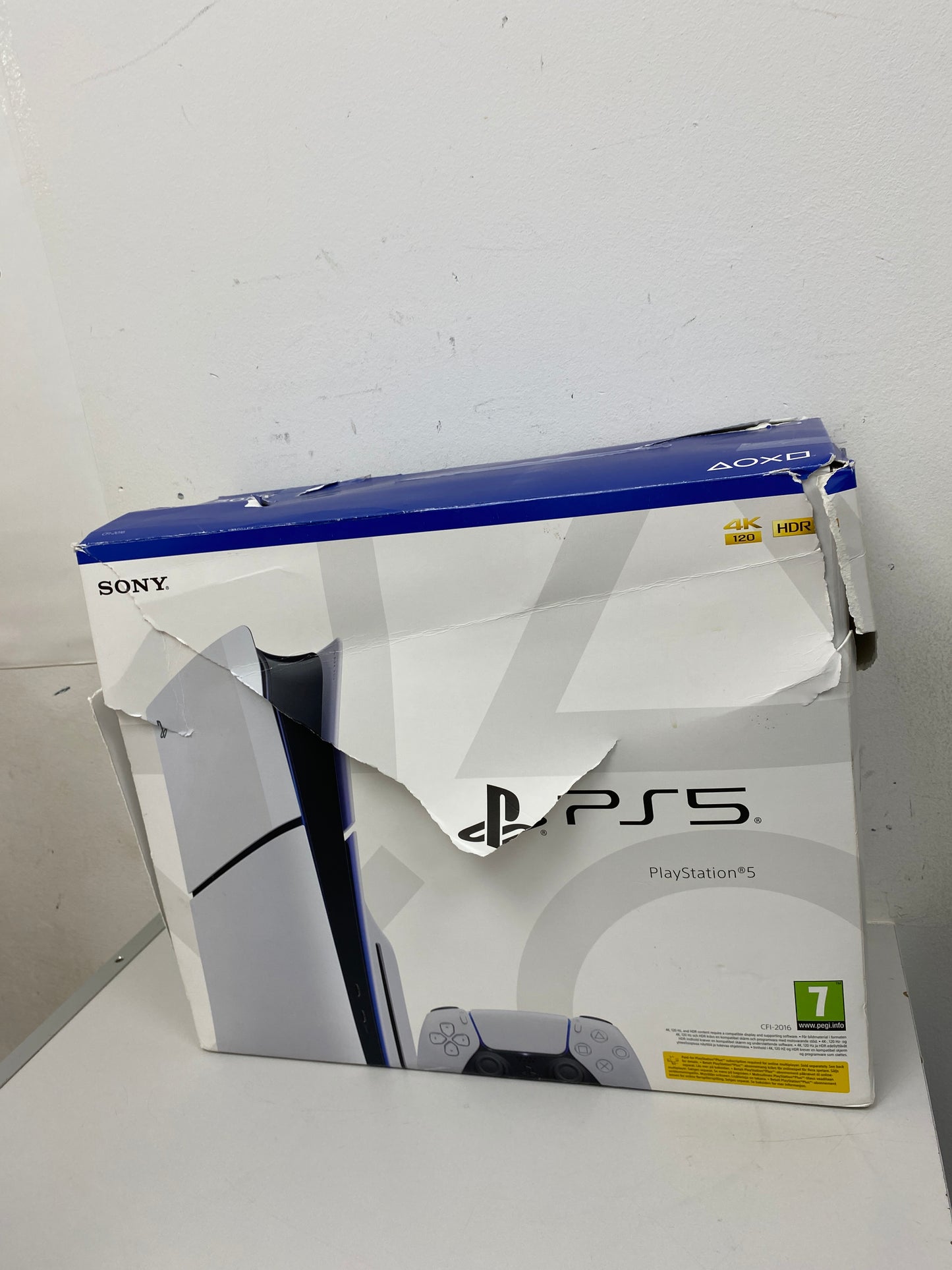 Begagnad Sony PlayStation 5 Slim Disc Edition – endast kartong skadad, fungerar som ny