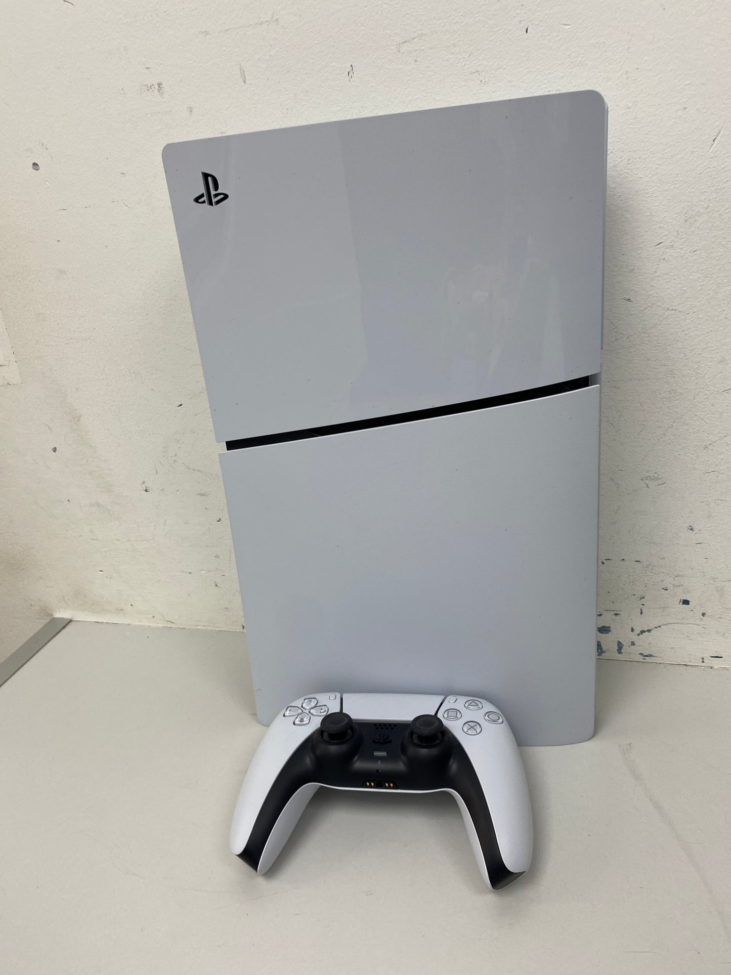 Begagnad Sony PlayStation 5 Slim Disc Edition – endast kartong skadad, fungerar som ny