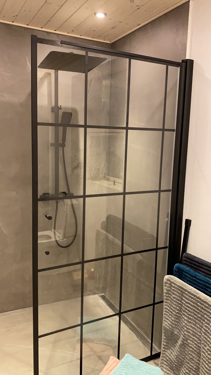 Fast duschvägg med stabiliseringsstag 80x198 cm - 6 mm klart nanoglas med svarta spröjs - svart profil - Vänern