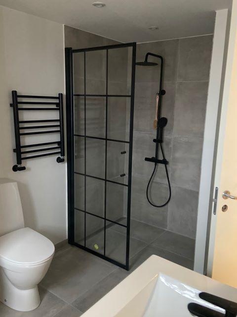 Fast duschvägg med stabiliseringsstag 80x198 cm - 6 mm klart nanoglas med svarta spröjs - svart profil - Vänern