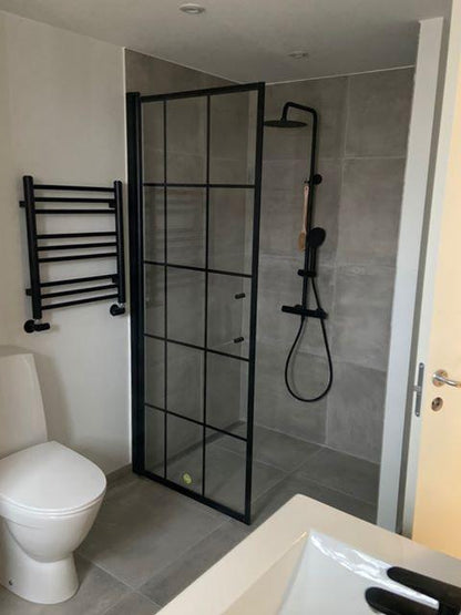 Fast duschvägg med stabiliseringsstag 90x198 cm - 6 mm klart nanoglas med svarta spröjs - svart profil - Vänern