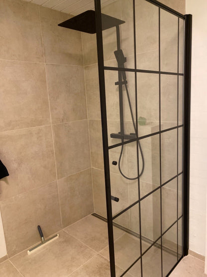 Fast duschvägg med stabiliseringsstag 90x198 cm - 6 mm klart nanoglas med svarta spröjs - svart profil - Vänern
