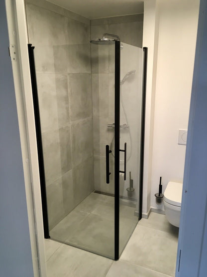 Duschhörna med fast vägg och dörr - 80x70x198 cm - 6 mm klart nanoglas - svart profil - Vänern