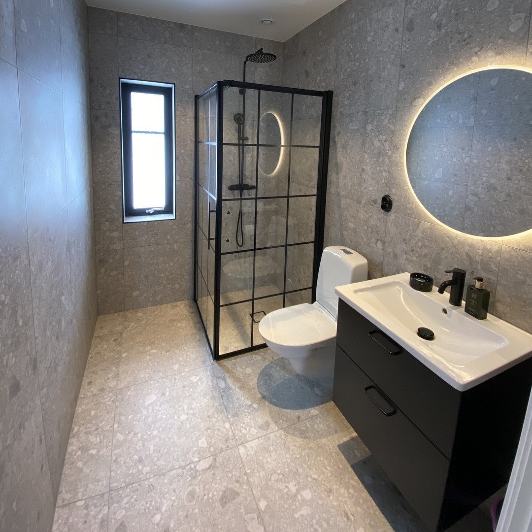Duschhörna med fast vägg och dörr - 90x80x198 cm - 6 mm klart nanoglas med svarta spröjs - svart profil - Vänern