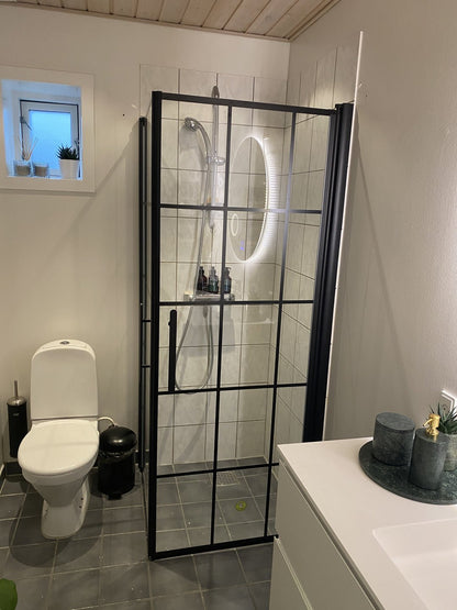 Duschhörna med fast vägg och dörr - 90x90x198 cm - 6 mm klart nanoglas med svarta spröjs - svart profil - Vänern