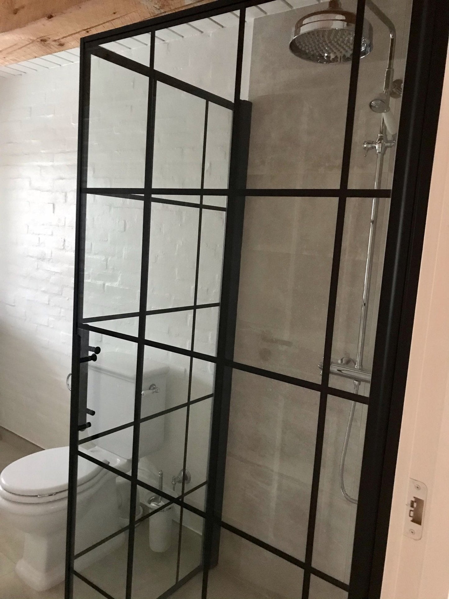Duschhörna med fast vägg och dörr - 100x100x198 cm - 6 mm klart nanoglas med svarta spröjs - svart profil - Vänern