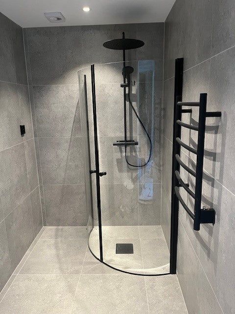 Duschhörna halvrund 90x90x190 cm - 5 mm klarglas - svart profil - Tulsa