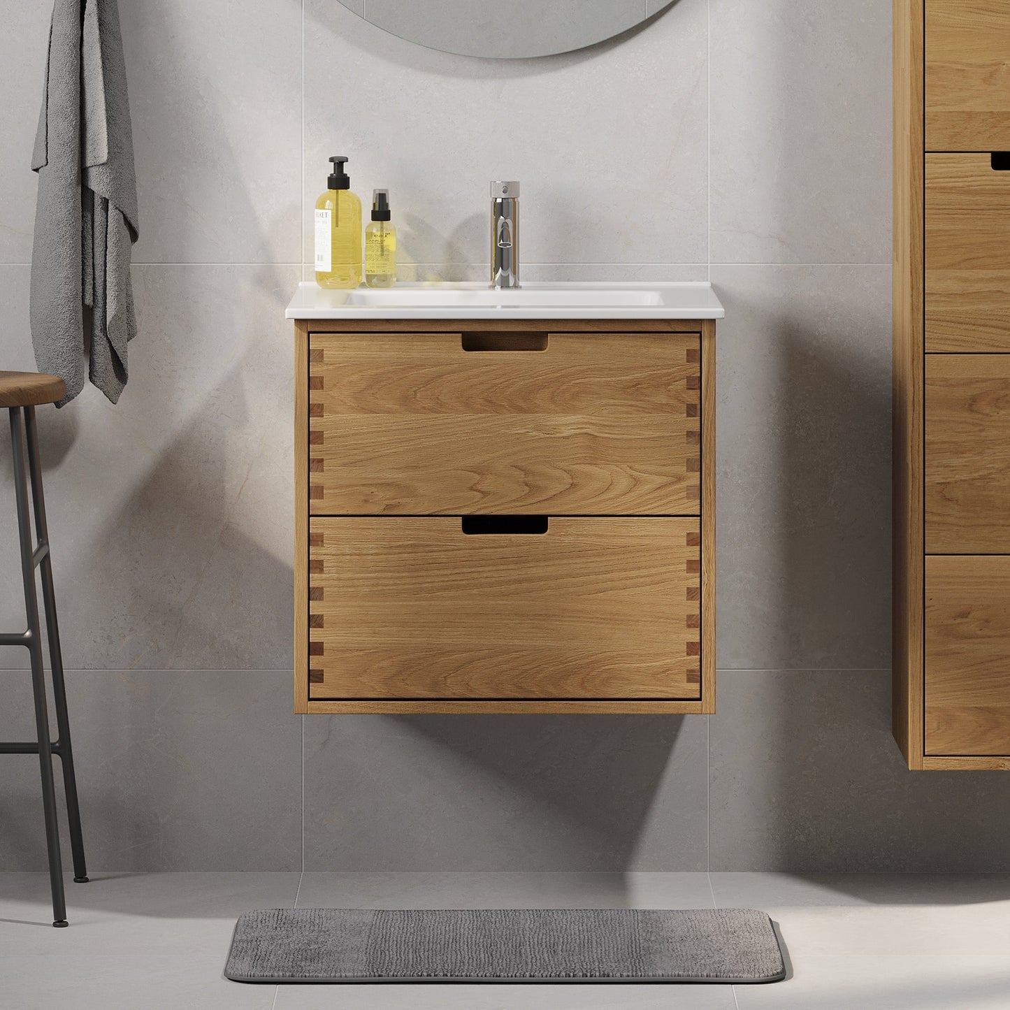 Badrumsmöbel i massiv ek – 2 lådor med fingergrepp – 60x46x57 cm – oljad ek – vit Porslin tvättställ – Gribskov